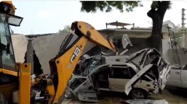 Gangster Berulah, Toyota Fortuner Dibikin Hancur Pakai Bego