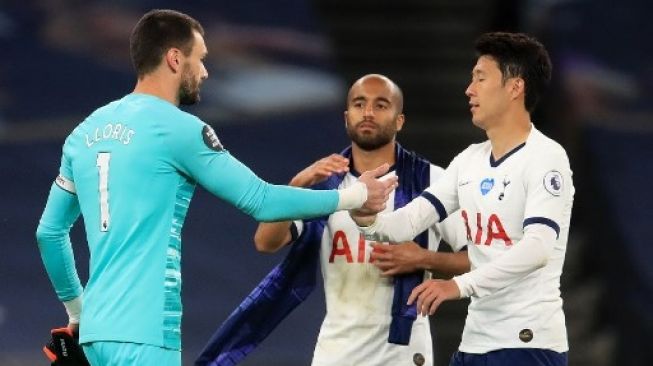 Reaksi kiper Tottenham Hotspur Hugo Lloris (kiri) dengan Son Heung-Min saat laga melawan Everton dalam lanjutan Liga Inggris di Tottenham Hotspur Stadium, London. Adam Davy / POOL / AFP