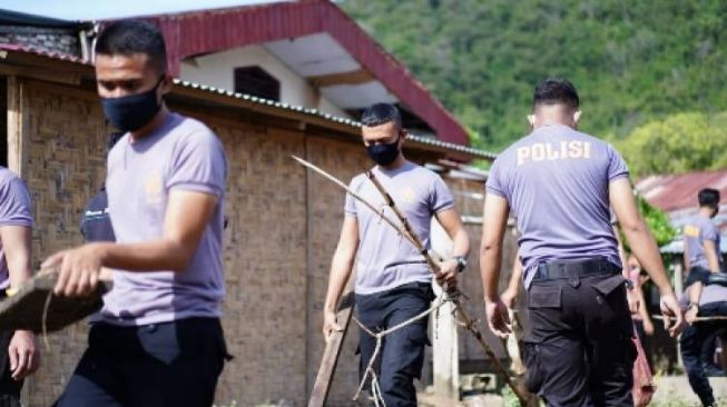 Banjir, Personel Polda Gorontalo Bersihkan Aspol Polres Gorontalo Kota