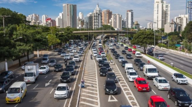 Suasana lalu lintas ibu kota Brasil, Sao Paulo yang padat mobil. Sebagai ilustrasi [Shutterstock].