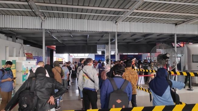 Rabu Pagi, Antrean Penumpang KRL di Stasiun Bogor Masih Mengular