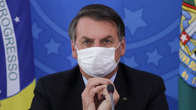 Presiden Brasil Jair Bolsonaro menggunakan masker selama konferensi pers mengenai pandemi virus COVID-19, pandemi di Istana Planalto, Brasil. File foto ini diambil pada 23 Juni 2020. [Sergio LIMA / AFP]