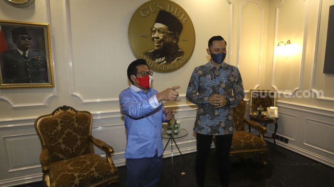 Ketua Umum Partai Kebangkitan Bangsa (PKB) Muhaimin Iskandar (kiri) menyambut kedatangan Ketua Umum Partai Demokrat Agus Harimurti Yudhoyono (kanan) di kantor DPP Partai Kebangkitan Bangsa (PKB), Jakarta, Rabu (8/7). [Suara.com/Angga Budhiyanto]