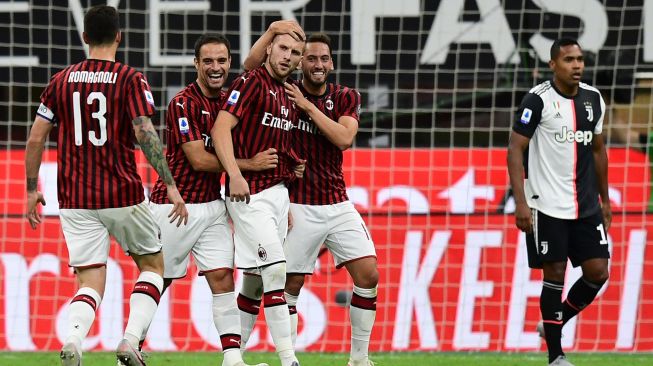 Pemain depan AC Milan Ante Rebic merayakan golnya setelah mencetak gol ke-4 AC Milan selama pertandingan sepak bola Serie A Italia AC Milan melawan Juventus di Stadion San Siro, Milan, Rabu (8/9) dini hari WIB. [Miguel MEDINA / AFP]