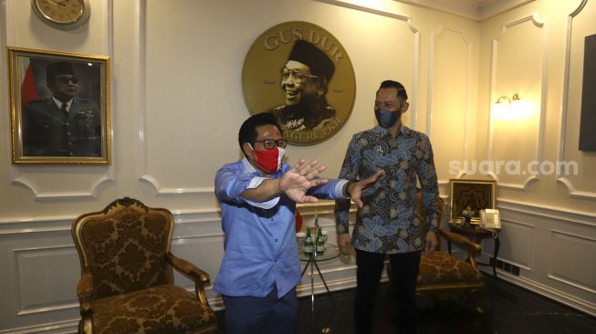 Ketua Umum Partai Kebangkitan Bangsa (PKB) Muhaimin Iskandar (kiri) didampingi Ketua Umum Partai Demokrat Agus Harimurti Yudhoyono (kanan) mengimbau kepada awak media untuk menjaga jarak fisik di kantor DPP Partai Kebangkitan Bangsa (PKB), Jakarta, Rabu (8/7). [Suara.com/Angga Budhiyanto]