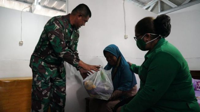 Danrem 072/Pmk Brigjen TNI Ibnu Bintang Setiawan bersama istri menyerahkan sembako kepada penerima bantuan renovasi rumah tak layak huni di Dusun Ngaran, Kelurahan Borobudur, Kabupaten Magelang, Selasa (7/7/2020). - (SuaraJogja.id/HO-Dok Korem 072/Pmk)