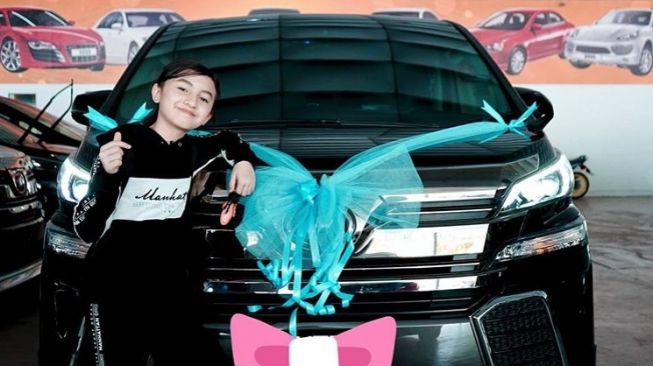 Toyota Vellfire sebagai mobil pertama bocah 12 tahun, Aryanna Alyssa Dezek (Instagram)