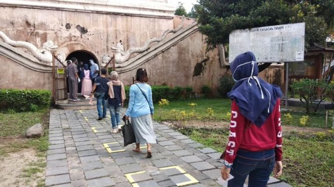 Sejumlah pengunjung mengantre masuk ke destinasi wisata Tamansari Jogja setelah peluncuran QR Barcode di lokasi setempat, Rabu (8/7/2020). - (SuaraJogja.id/Muhammad Ilham Baktora)