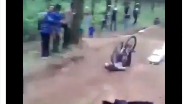 Mau Ngakak Takut Dosa! Video Pak Camat Balap Sepeda, Berakhir Nyungsep