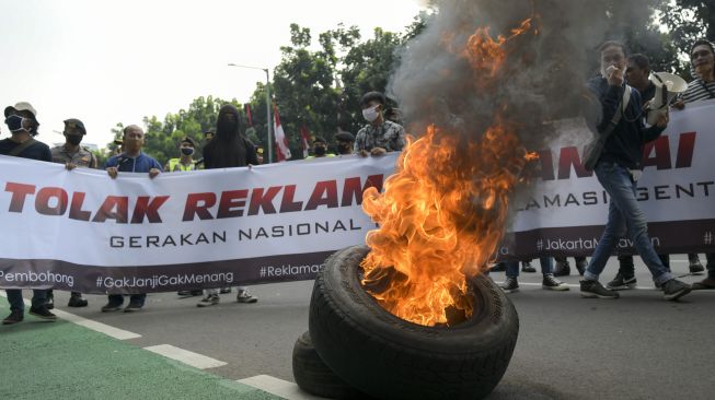 Mahasiswa yang tergabung dalam Gerakan Nasional Tolak Reklamasi (Gentar) Jakarta terlibat aksi dorong dengan polisi saat melakukan aksi unjuk rasa di depan gedung Balai Kota, Jakarta, Rabu (8/7/2020).  [ANTARA FOTO/Galih Pradipta]