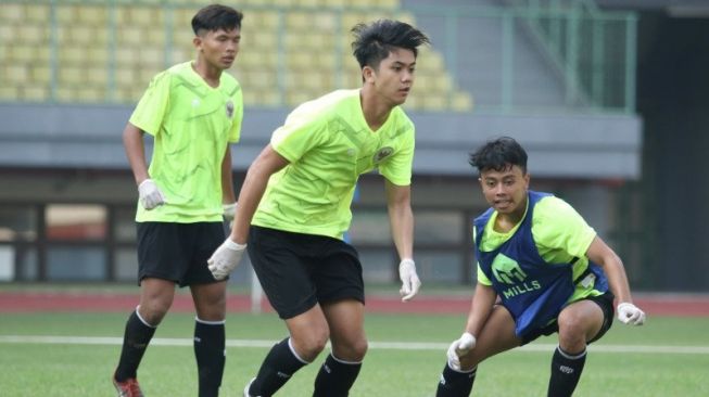 Para pemain tim nasional U-16 Indonesia menjalani pemusatan latihan (TC) di Stadion Patriot Candrabhaga, Bekasi, Jawa Barat, Senin (6/7/2020). Kegiatan itu menjadi persiapan tim menuju Piala Asia U-16 2020 yang berlangsung pada 25 November-12 Desember 2020 di Bahrain. (ANTARA/HO/PSSI) (ANTARA/HO/PSSI)
