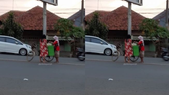 Unik! Penjual Jamu Layani Pembeli di Tengah Jalan Raya