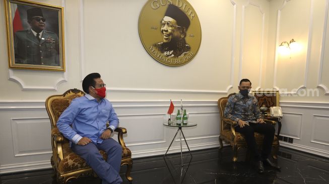 Ketua Umum Partai Kebangkitan Bangsa (PKB) Muhaimin Iskandar (kiri) berbincang dengan  Ketua Umum Partai Demokrat Agus Harimurti Yudhoyono (kanan) di kantor DPP Partai Kebangkitan Bangsa (PKB), Jakarta, Rabu (8/7). [Suara.com/Angga Budhiyanto]
