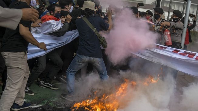 Mahasiswa yang tergabung dalam Gerakan Nasional Tolak Reklamasi (Gentar) Jakarta terlibat aksi dorong dengan polisi saat melakukan aksi unjuk rasa di depan gedung Balai Kota, Jakarta, Rabu (8/7/2020).  [ANTARA FOTO/Galih Pradipta]