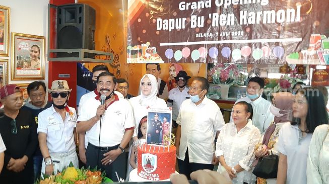 Roy Marten Hingga Tessy Meriahkan Pembukaan Warung Bu'Ren