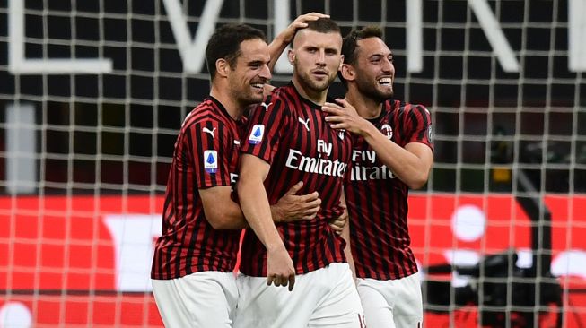 Pemain depan AC Milan Ante Rebic merayakan golnya setelah mencetak gol ke-4 AC Milan selama pertandingan sepak bola Serie A Italia AC Milan melawan Juventus di Stadion San Siro, Milan, Rabu (8/9) dini hari WIB. [Miguel MEDINA / AFP]