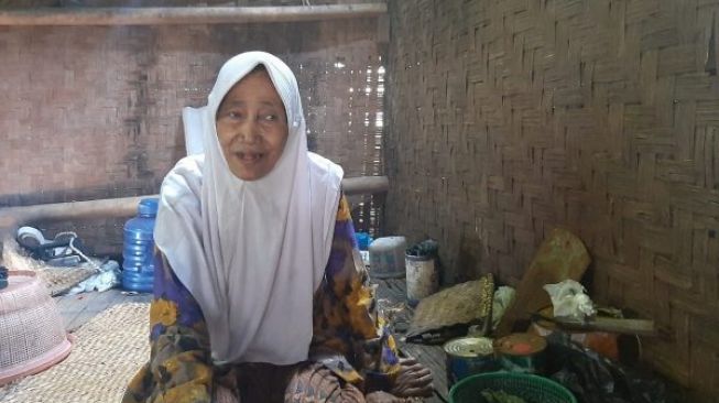 PNS Kecamatan ke Gubuk Janda Tua Mak Asmenah: Cuma Foto-foto, Terus Pergi