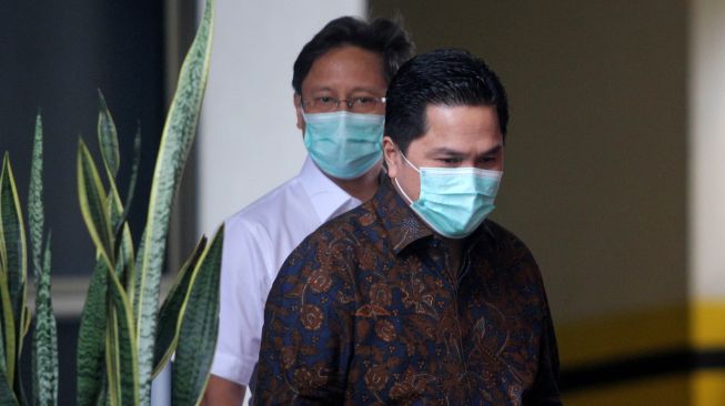 Menteri Badan Usaha Milik Negara (BUMN) Erick Thohir (kanan) dan Wakil Menteri BUMN Budi Gunadi Sadikin berjalan keluar dari pintu belakang Gedung Komisi Pemberantasan Korupsi (KPK) di Jakarta, Rabu (7/7/2020).  [ANTARA FOTO/Adam Bariq]