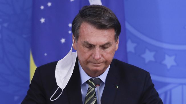 Presiden Brasil Jair Bolsonaro membuka masker selama konferensi pers mengenai pandemi virus COVID-19, pandemi di Istana Planalto, Brasil. File foto ini diambil pada 23 Juni 2020. [Sergio LIMA / AFP]