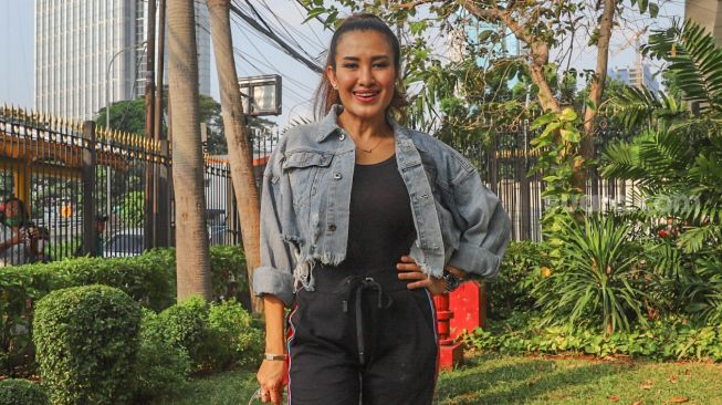 Gaya sporty pedangdut Liza Natalia saat ditemui di Kawasan Tandean, Jakarta Selatan, Rabu (8/6). [Suara.com/Alfian Winanto]