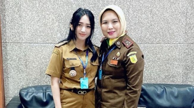 Angely Emitasari Mantan Biduan Jadi Kepala Desa, Idola Baru Publik