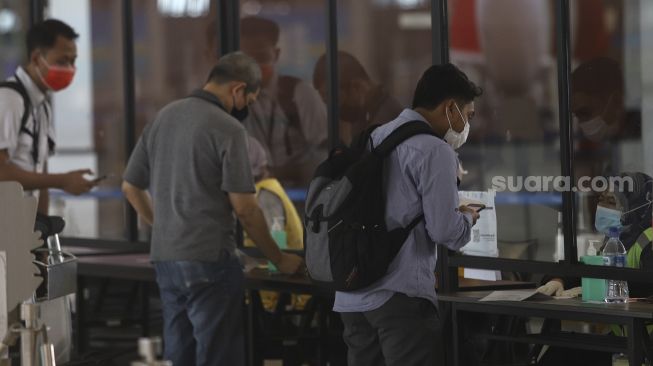 Petugas berjaga di loket penukaran tiket di Terminal 3 Bandara Soekarno-Hatta, Tangerang, Banten, Kamis (9/7). [Suara.com/Angga Budhiyanto]