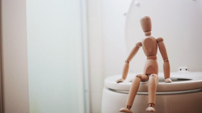 Ilustrasi buang air besar, toilet (Unsplash/Giorgio Trovato)