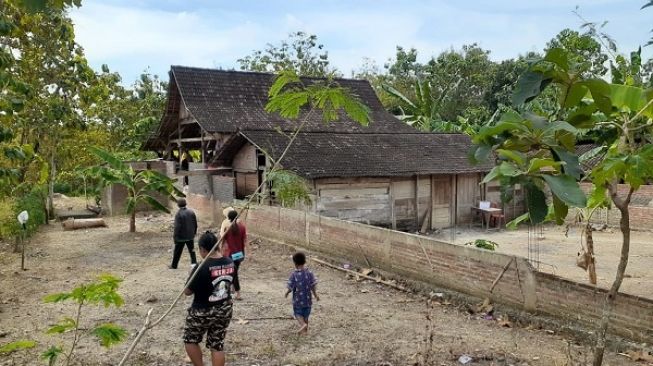 Aneh Tapi Nyata! Inilah Rumah Giman yang Berpindah Tempat dalam Semalam