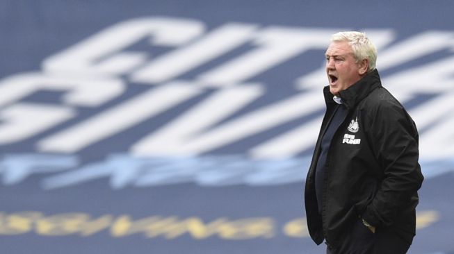 Manajer Newcastle United, Steve Bruce memberikan instruksi pada laga Liga Inggris 2019/2020 kontra Manchester City di Etihad Stadium, Manchester, Kamis (9/7/2020) dini hari WIB. [OLI SCARFF / POOL / AFP]