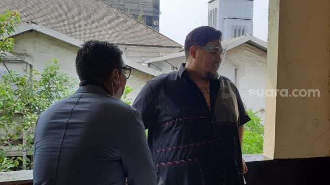 Ivan Gunawan sebelum diperiksa sebagai saksi dalam kasus klinik kecantikan ilegal dengan terdakwa DN dan DS di Pengadilan Jakarta Utara, Kamis (9/7/2020) [Suaa.com/Ismail]