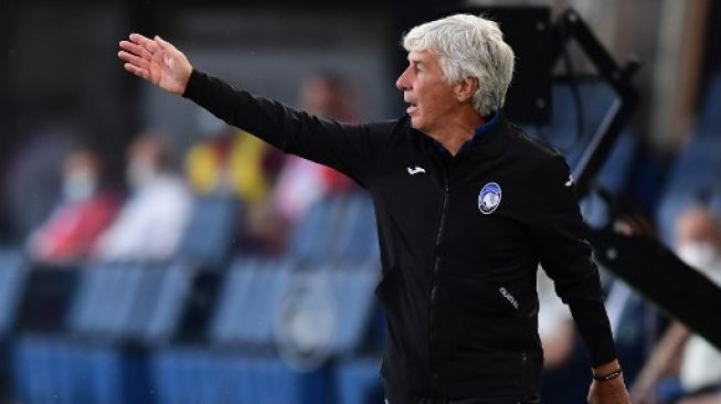 Pelatih Atalanta Gian Piero Gasperini memberikan instruksi kepada pemainnya. Miguel MEDINA / AFP