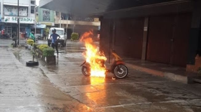 Pemilik Keluar dari Cafe, Tiba-Tiba Motornya Terbakar di Parkiran