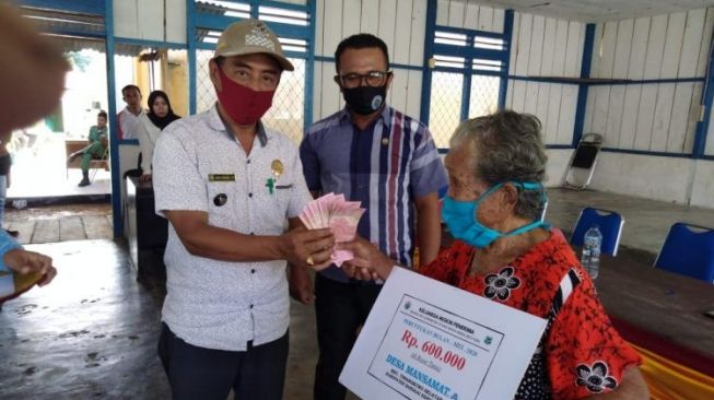 56 KK Desa Mansamat A Kecamatan Tingsel Terima BLT-DD Tahap 2 