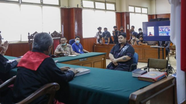 Desainer dan Presenter Ivan Gunawan saat diperiksa sebagai saksi persidangan kasus klinik kecantikan ilegal di Pengadilan Negeri Jakarta Utara, Kamis (9/7). [Suara.com/Alfian Winanto]