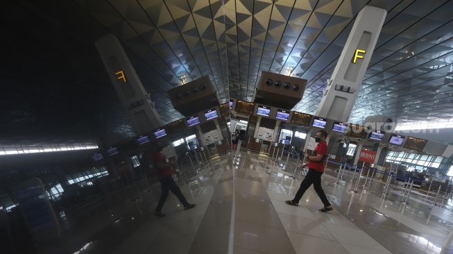 Calon penumpang melintas di Terminal 3 Bandara Soekarno-Hatta, Tangerang, Banten, Kamis (9/7). [Suara.com/Angga Budhiyanto]