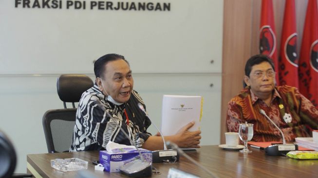 Ketua Fraksi PDIP DPR Utut Adianto (kanan) didampingi Sekretaris Fraksi Bambang Wuryanto (kiri) memberikan keterangan soal pencopotan Rieke Diah Pitaloka dari jabatan Wakil Ketua Badan Legislasi (Baleg) DPR di gantikan Muhammad Nurdin di Kompleks Parlemen Senayan, Jakarta. Kamis (9/7/2020). [ANTARA FOTO/Reno Esnir]