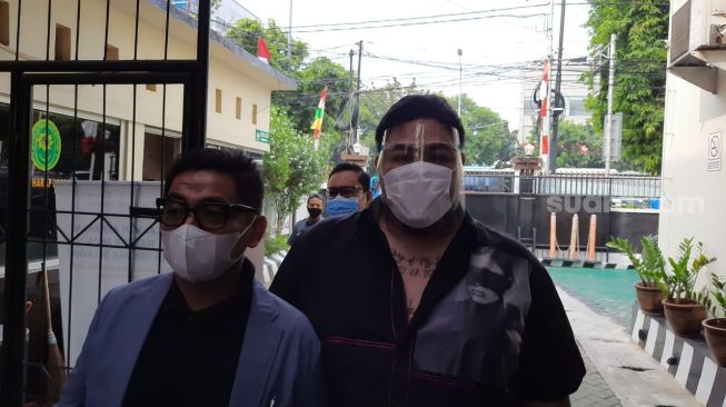 Ivan Gunawan sebelum diperiksa sebagai saksi dalam kasus klinik kecantikan ilegal dengan terdakwa DN dan DS di Pengadilan Jakarta Utara, Kamis (9/7/2020) [Suaa.com/Ismail]