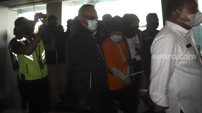 Buronan pembobol kredit BNI sebesar 1,7 Triliun, Maria Pauline Lumowa tiba di Ruang VIP Terminal 3 Bandara Soekarno-Hatta, Tangerang, Banten,  Kamis(9/7). [Suara.com/Angga Budhiyanto]