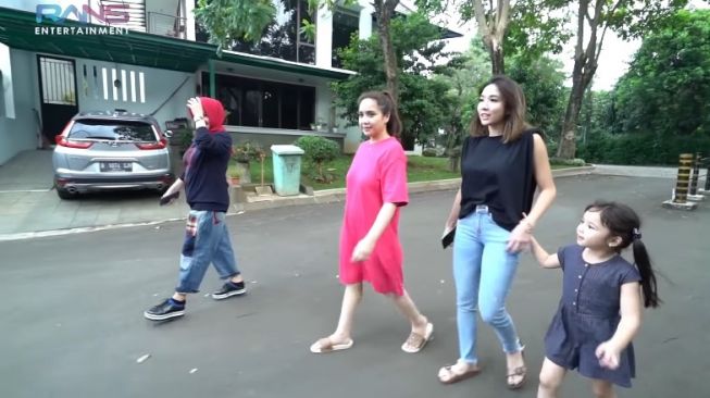 Didampingi Nagita Slavina, Gisella Anastasia berencana kembali membeli rumah di Andara, Depok, Jawa Barat. [YouTube RANS Entertainment]