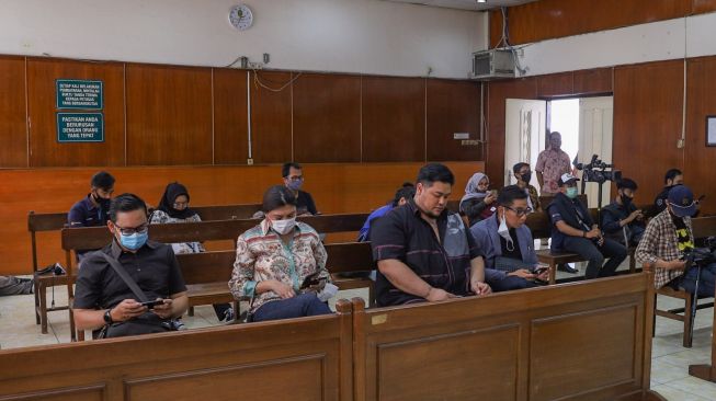 Desainer dan Presenter Ivan Gunawan saat menunggu di kursi persidangan di Pengadilan Negeri Jakarta Utara, Kamis (9/7). [Suara.com/Alfian Winanto]