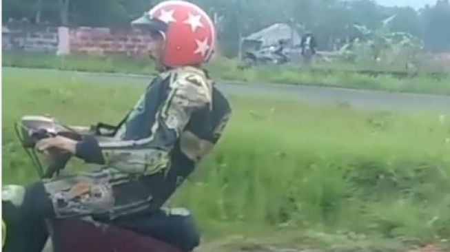 Potret Pemotor Naik Vespa Ini Bikin Salah Fokus, Skill Tingkat Dewa!