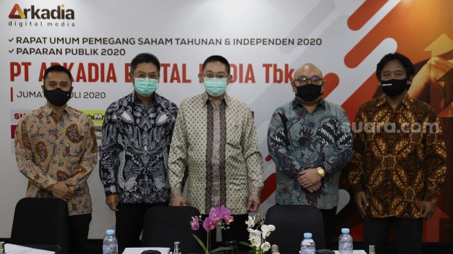 Dari kiri ke kanan: Komisaris Independen Ariyo Ali Suprapto, Komisaris Iwa Sukresno Karunia, Komisaris Utama Stephen K.Sulistyo, Direktur Utama Wiliam Martapura, dan Direktur PT Arkadia Digital Media Tbk Suwarjono berfoto bersama usai menggelar Rapat Umum Pemegang Saham (RUPS) di Jambuluwuk Thamrin Hotel, Jakarta, Jumat (10/7). [Suara.com/Angga Budhiyanto]