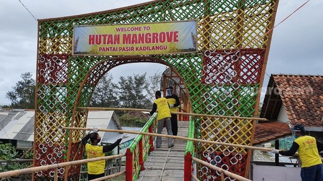 Tutup Sejak Maret, Hutan Mangrove Kadilangu Tetap Dibenahi