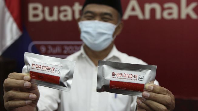 Menteri Koordinator Bidang Pembangunan Manusia dan Kebudayaan Muhadjir Effendy menunjukkan alat tes cepat (rapid test) COVID-19 buatan dalam negeri di Kantor Kemenko PMK, Jakarta, Kamis (9/7/2020).  [ANTARA FOTO]