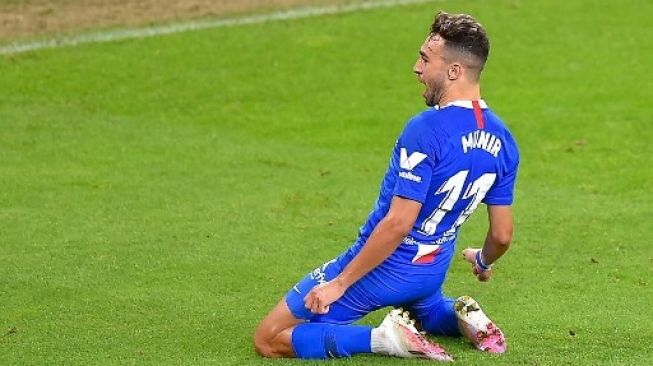 Striker Sevilla Munir El Haddadi merayakan golnya ke gawang Athletic Bilbao dalam lanjutan Liga Spanyol di San Mames stadium. ANDER GILLENEA / AFP