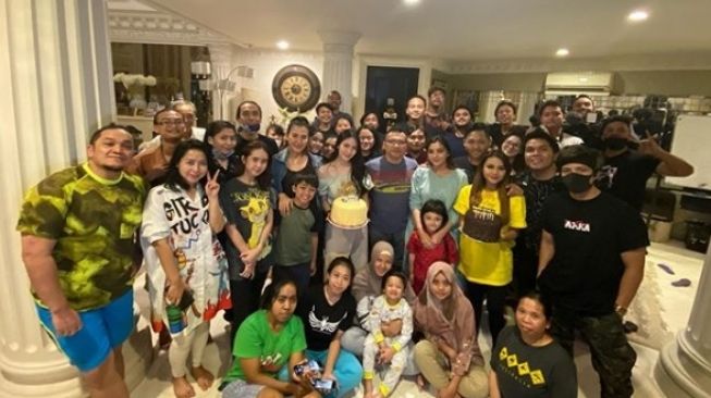 5 Momen Surprise Ultah Aurel Hermansyah, Cie Digendong Atta Halilintar