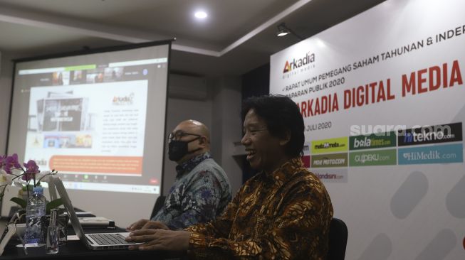 Direktur Utama Wiliam Martapura (kiri) didampingi Direktur PT Arkadia Digital Media Tbk Suwarjono saat menggelar Paparan Publik atau Public Expose 2020 secara virtual di Jambuluwuk Thamrin Hotel, Jakarta, Jumat (10/7). [Suara.com/Angga Budhiyanto]