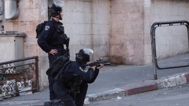 
Polisi Israel menembaki pengunjuk rasa warga Palestina yang memprotes pemukiman ilegal Yahudi dan rencana aneksasi Israel di Lembah Jordan di Tepi Barat yang dijajah Israel, pada 9 Juli 2020, di Hebron, Tepi Barat. [Foto/ Anandolu Agency]
