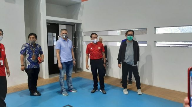 Menpora Zainudin Amali bersama dengan Wakil Ketua Umum PSSI Iwan Budianto berkunjung ke GBK Arena, Senayan, Jakarta, yang akan dipakai sebagai kantor INAFOC (Indonesia FIFA U-20 World Cup 2021 Organizing Committee), Jumat (10/7/2020). (Suara.com/Adie Prasetyo Nugraha). 