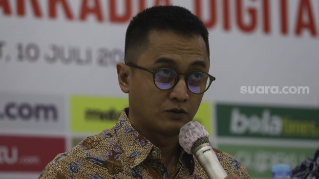 Komisaris Independen PT Arkadia Digital Media Tbk Ariyo Ali Suprapto memberikan paparan saat menggelar Rapat Umum Pemegang Saham (RUPS) di Jambuluwuk Thamrin Hotel, Jakarta, Jumat (10/7). [Suara.com/Angga Budhiyanto]
